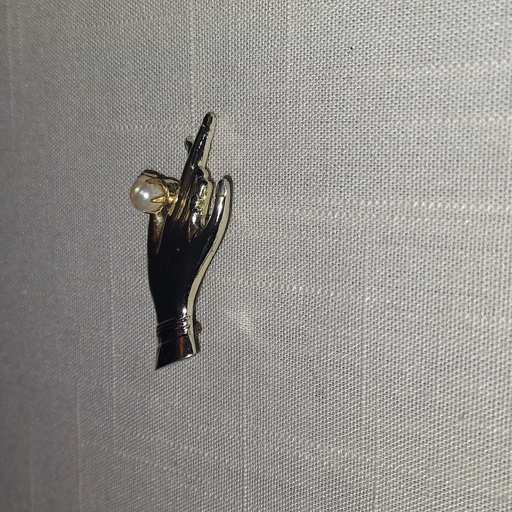 Hand and Faux Pearl Brooch - Picture 3 of 6